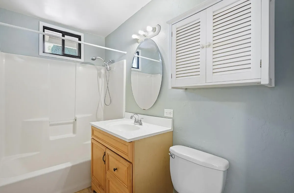 Hallway Bathroom - 15424 Stratford Dr