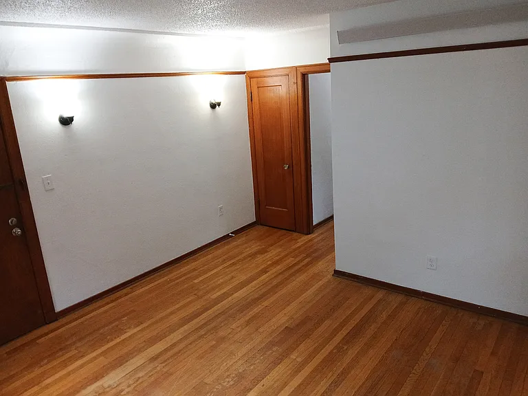 Brentwood Apartments — Photo 18