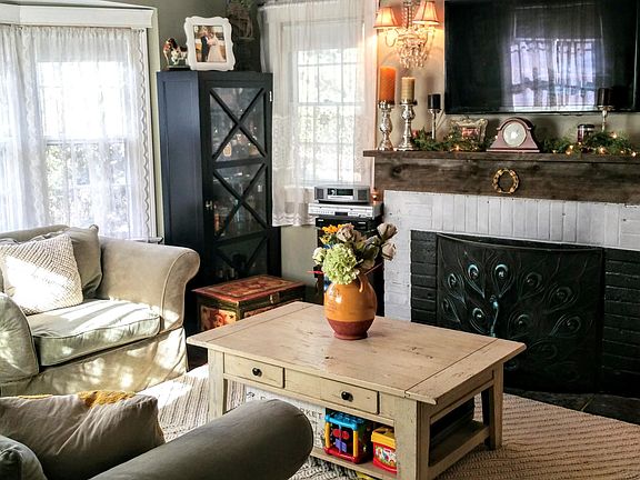 Living room w/ fireplace