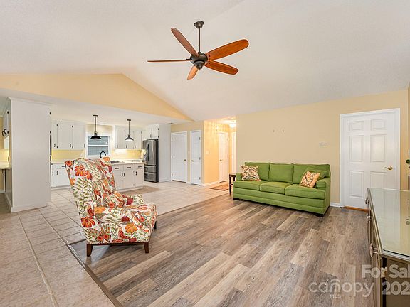 5th image of 610 Hidden Creek Cir