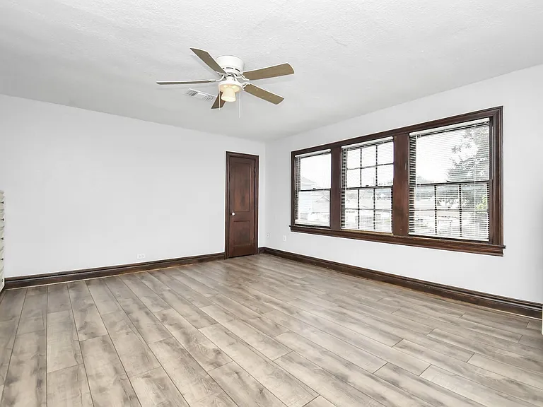 109 Amundsen St — Photo 13