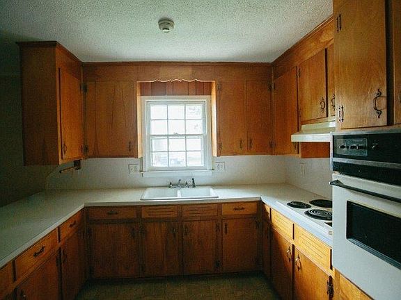 3rd image of 4512 Paramount Dr