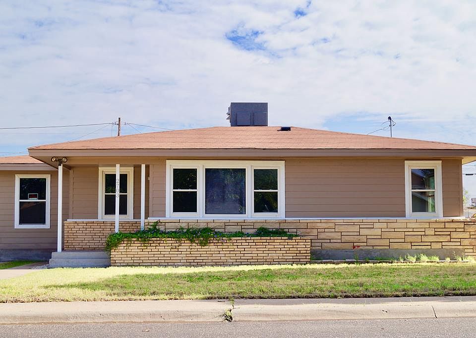 1st image of 2703 Redwood Dr