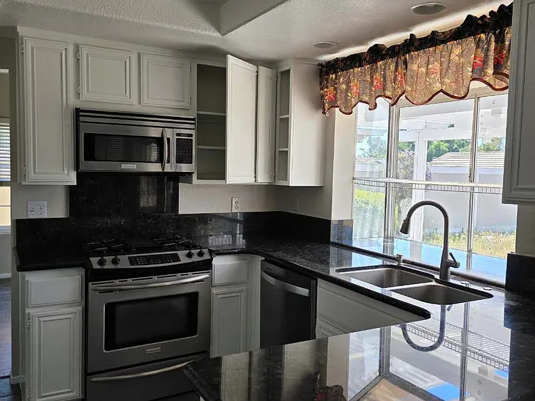 890 Viewpoint St — Photo 7