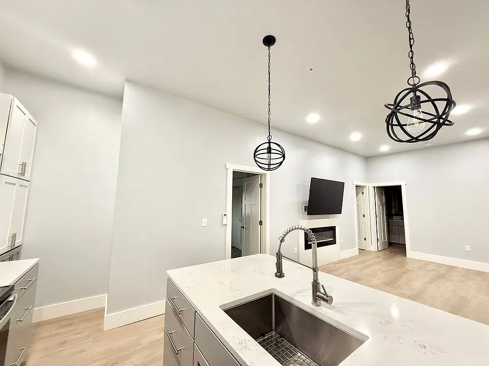 19 SW Dorion Ave