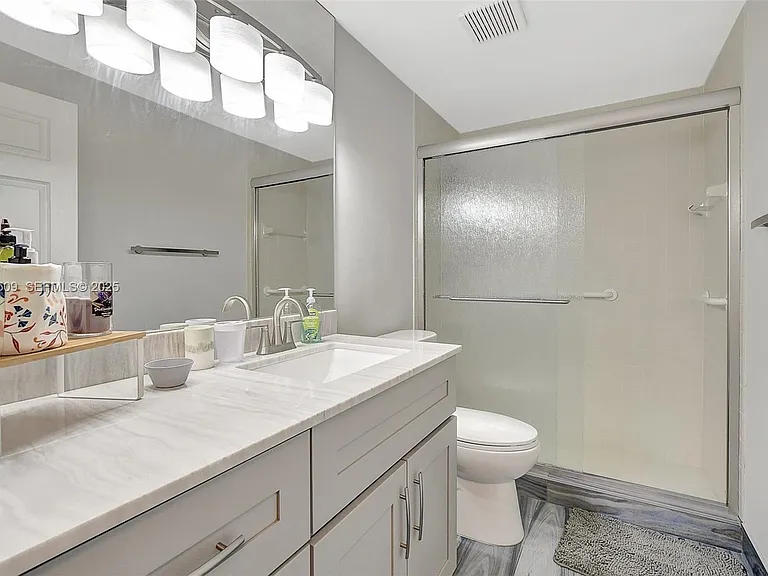 7613 Cinebar Dr — Photo 4