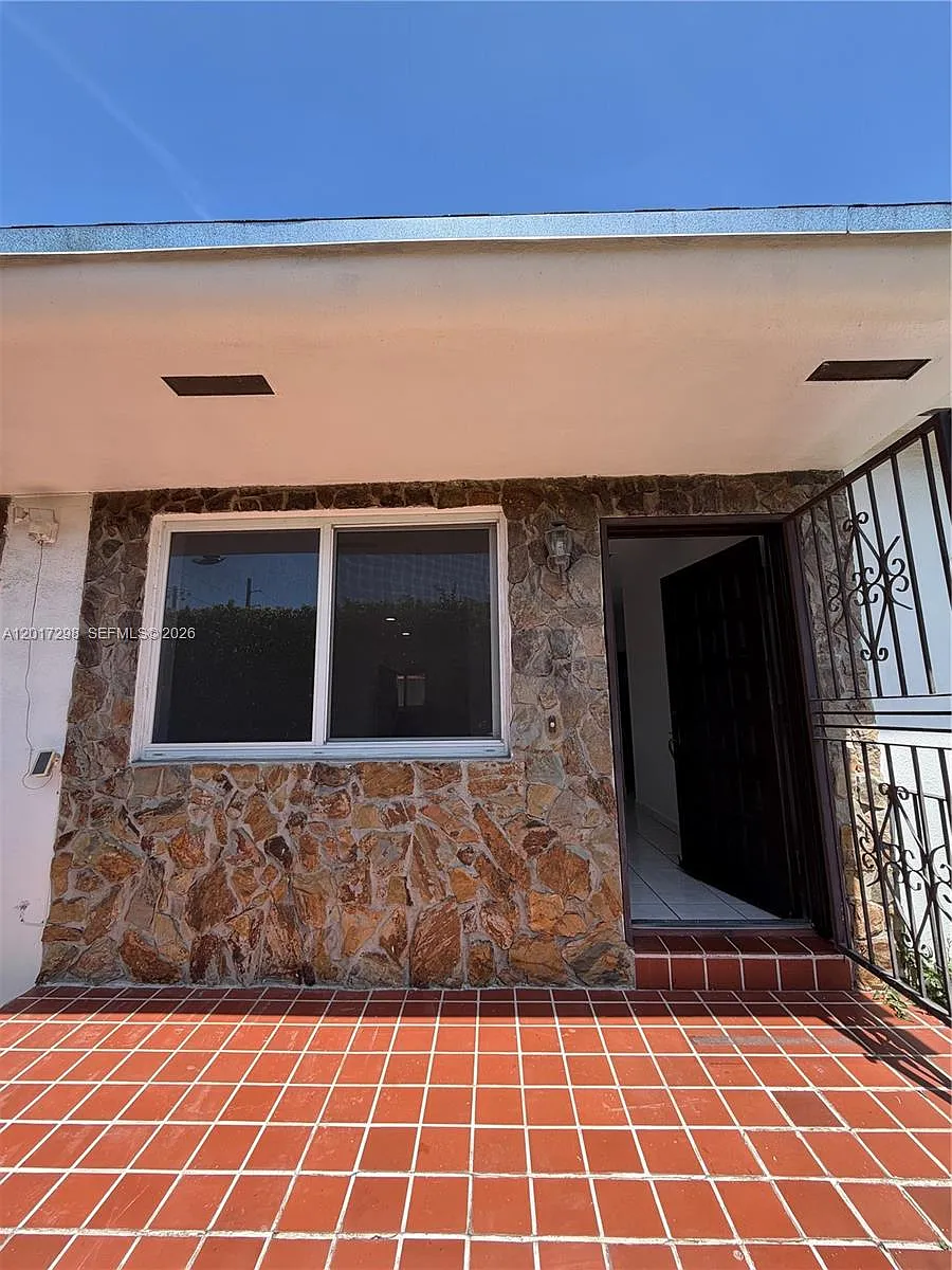 Building Photo - 3112 SW 16th St #2
