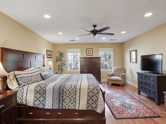 5th image of 2485 Castle Ln NE