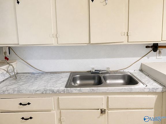 2nd image of 615 Memorial Dr SW #3