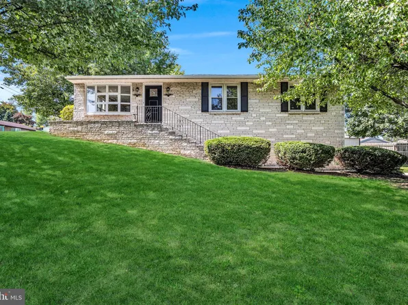 77 Hillside Dr, Chambersburg, PA 17202