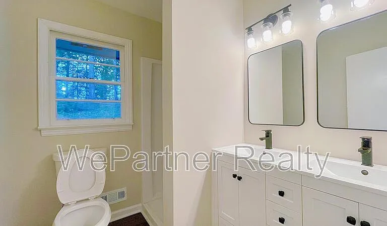 2744 Fairlane Dr SE — Photo 10