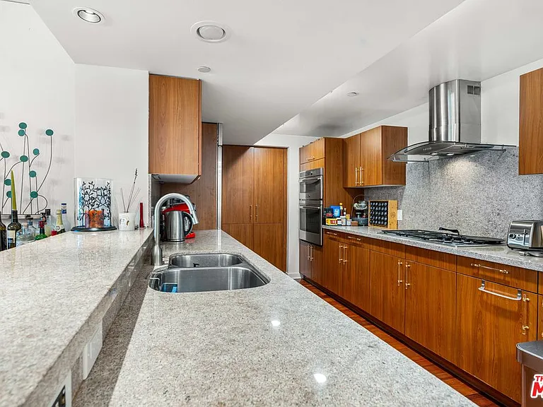 13650 Marina Pointe Dr #906 — Photo 12
