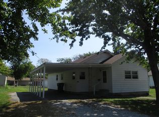 1008 N McLeansboro St, Benton, IL 62812