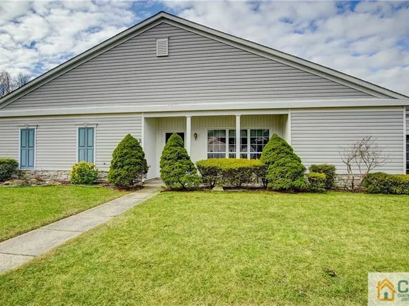 418 Bluebird Dr, Monroe Township, NJ 08831