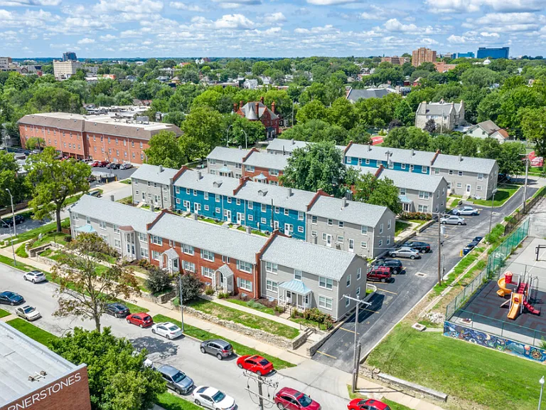 Warwick Court Townhomes — Photo 4