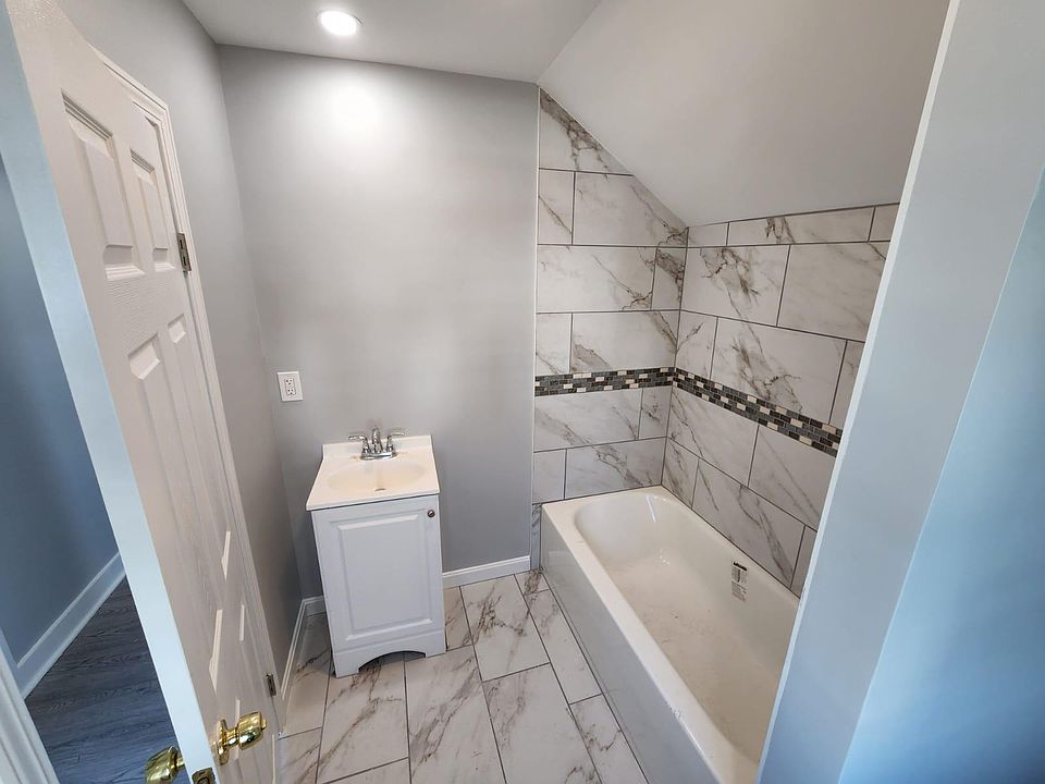 1st image of 991 Lonsdale Ave APT 3