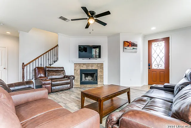 3 bed, 2.5 bath, 1906 sqft, $2,300 — Photo 3