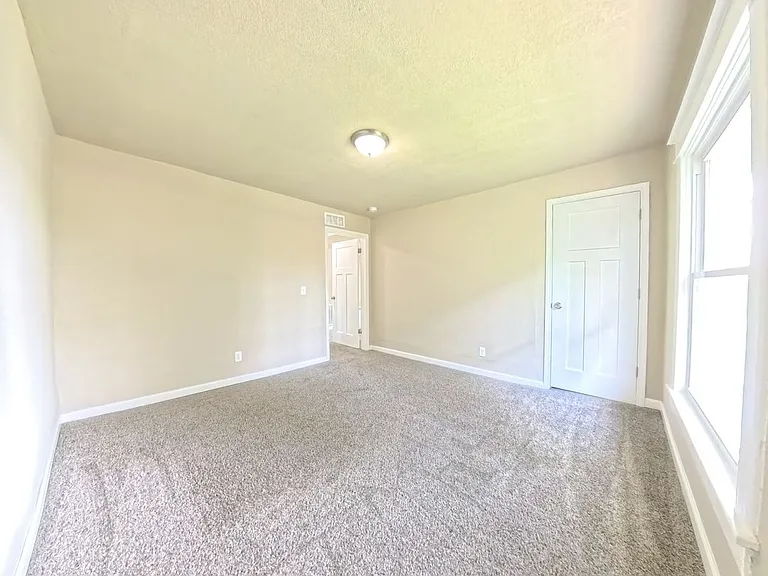 715 Kirkwood Ave — Photo 14