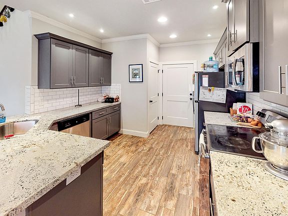 3rd image of 203 Brentwood Dr E APT 21