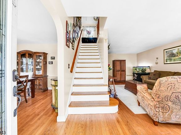 3rd image of 473 Whitewood Rd