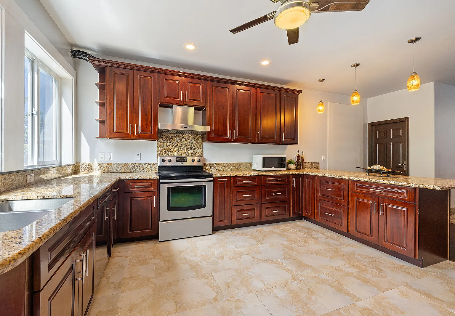 3 bed, 2000 sqft, $5,900 — Photo 3