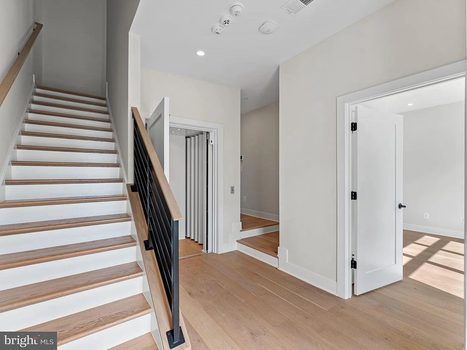 4 bed, 4.5 bath, 2404 sqft, $7,500 — Photo 2