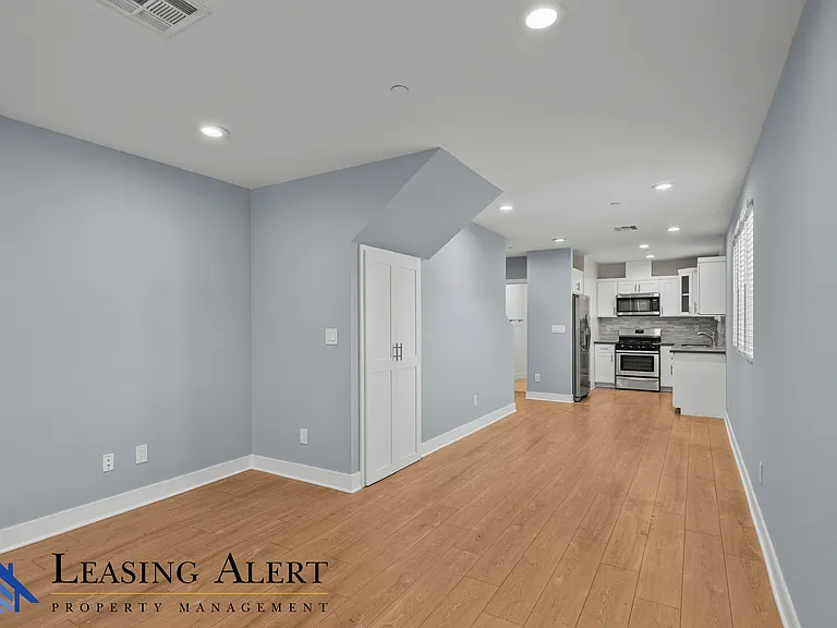1957 1/2 Vista Del Mar Ave — Photo 2