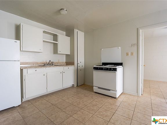 4th image of 610 N 10th St