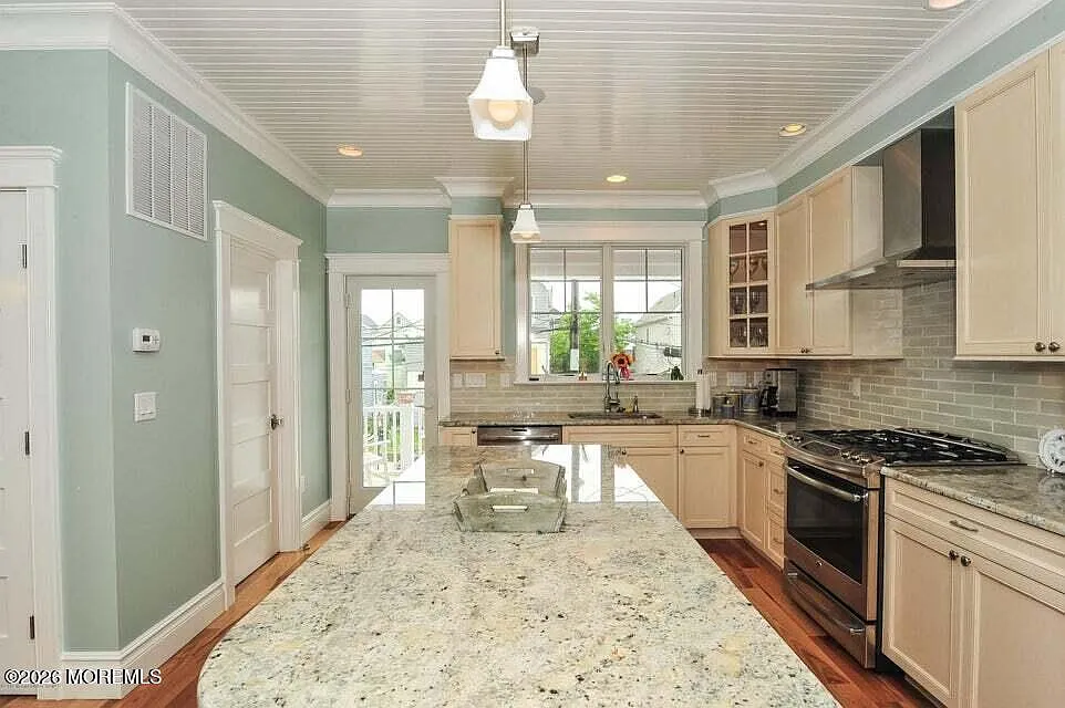 3 bed, 2.5 bath, 1884 sqft, $6,200 — Photo 4