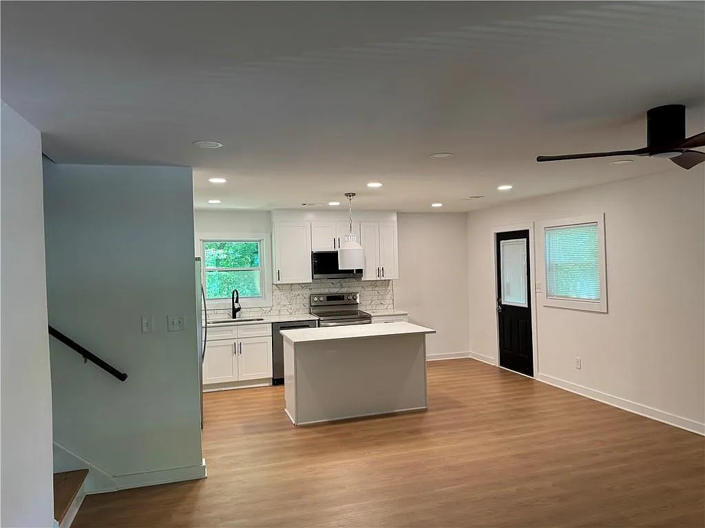 3 bed, 2.0 bath, 1075 sqft, $1,750 — Photo 2