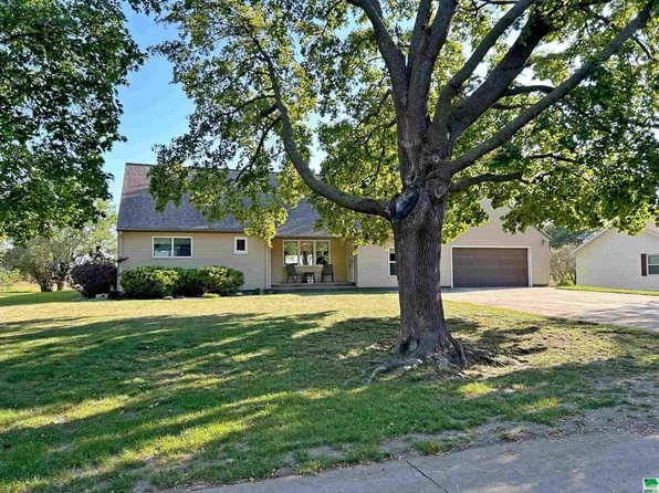 511 E 5th St, Newell, IA 50568