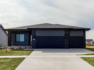 8208 Mahon Ct, Johnston, IA 50131