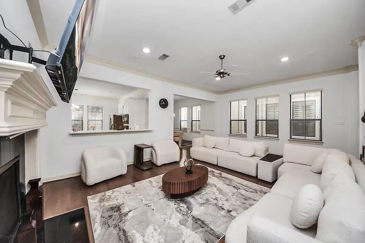 3 bed, 2.5 bath, 2562 sqft, $3,800 — Photo 1