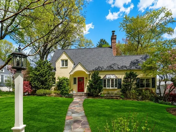 14 Standish Rd, Wellesley, MA 02481