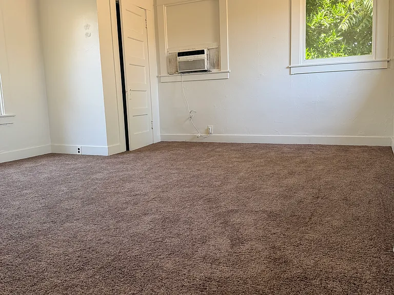 643 W Poplar St — Photo 3