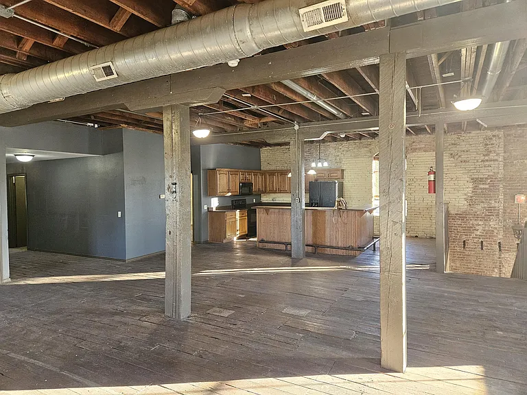 1303 W College St — Photo 25