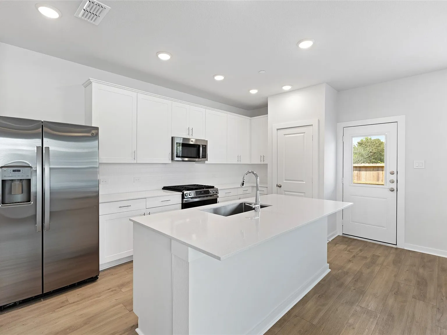 4 bed, 2.5 bath, 1938 sqft, $2,945 — Photo 2