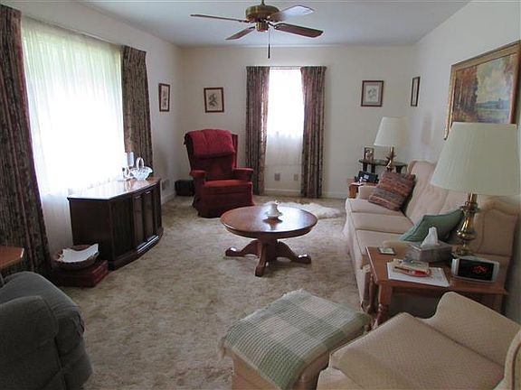 3rd image of 1809 N Oakwood Dr