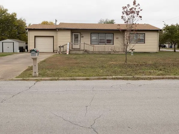 1415 Catalina St, Coffeyville, KS 67337