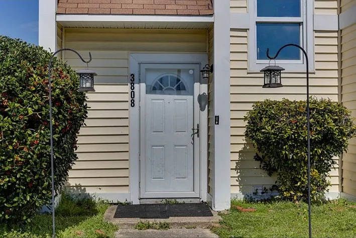 3 bed, 2.5 bath, 1584 sqft, $2,300 — Photo 3