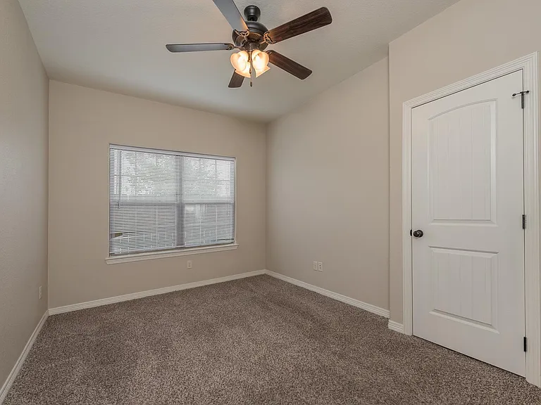 300 Live Oak St — Photo 8