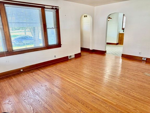 3rd image of 409 Oak St