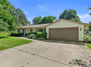 743 Chesham Ct, Hartland, WI 53029