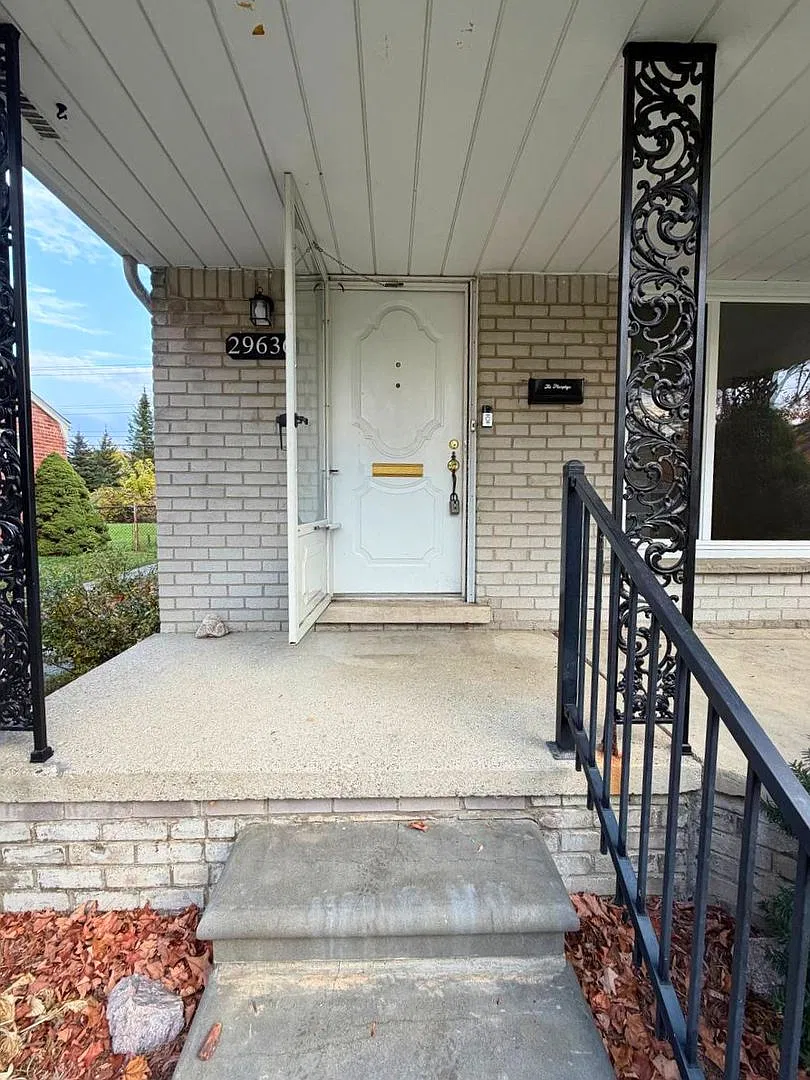 Beautiful 3-Bedroom Ranch with Fenced Yard & 2-Car Garage in Livonia! — Photo 3