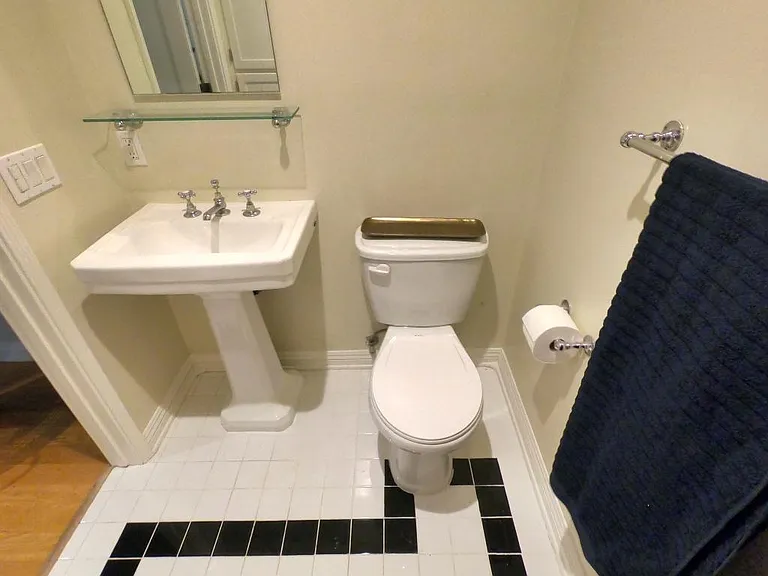 2285 N Beachwood Dr #12 — Photo 14