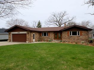 2208 Lake Shore Dr, Lindenhurst, IL 60046