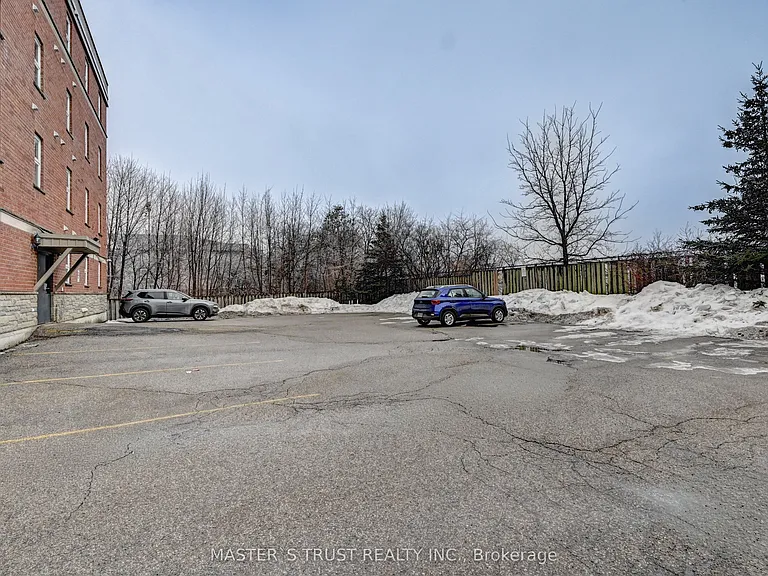 81 Columbia St W #12 — Photo 34