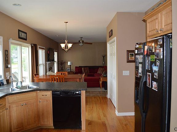 5th image of 6 Peachtree Ln