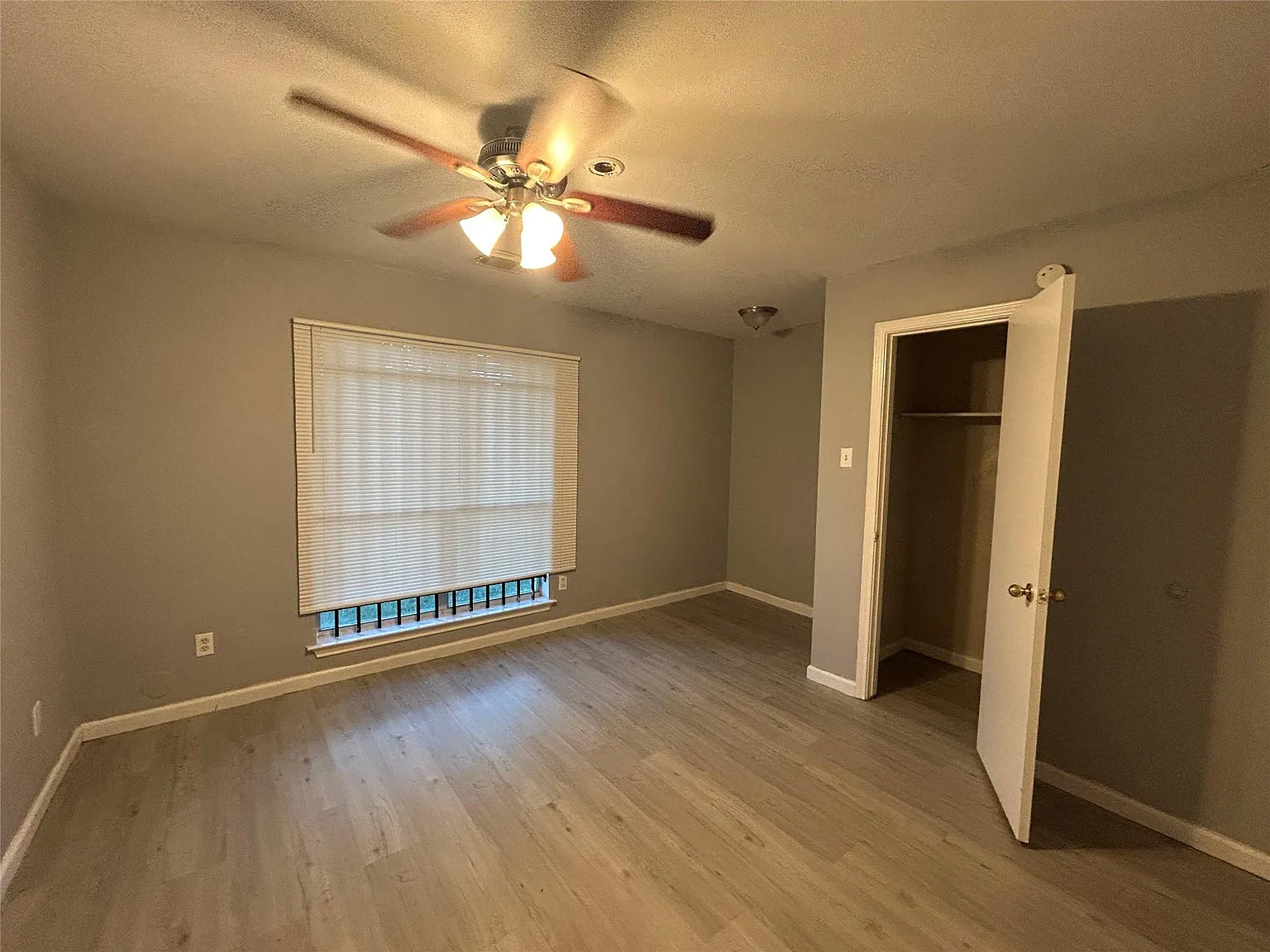 3 bed, 1.5 bath, 1328 sqft, $1,550 — Photo 2