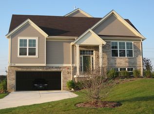 13 Veneto Ct, Streamwood, IL 60107
